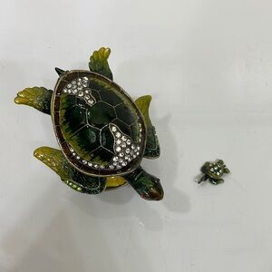Gorgeous matching Turtle trinket box and pendent for a necklace